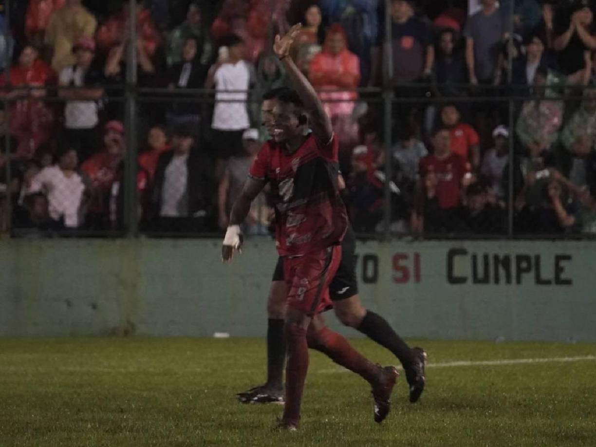 Comenzaba la segunda parte del partido y Bryan Castillo le daba vida al CD Choloma con su tanto en el arranque.