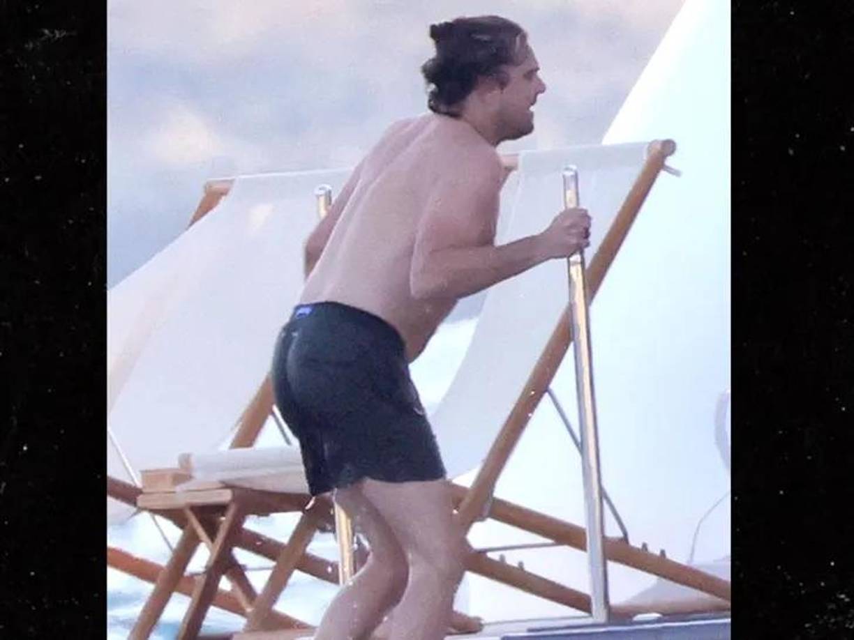 Paparazzi lograron captar el momento en el que el actor de 49 años sale del mar y es atendido por un miembro de la tripulación bajo la mirada preocupada de la modelo italiana de 26 años.