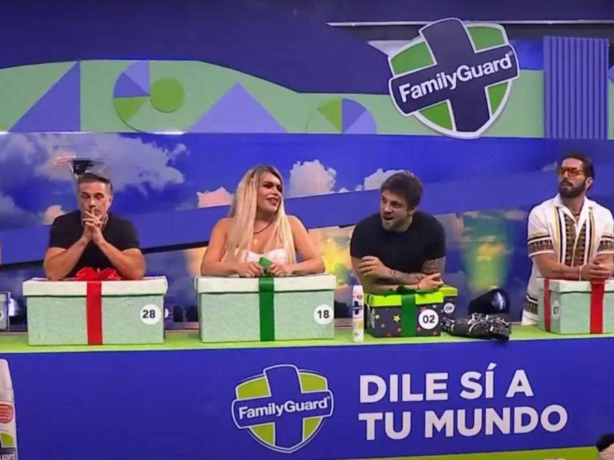 Los artistas tuvieron que escoger entre 30 cajas de regalo que en su mayoría tenía peluches en su interior y solo una contenía el ticket del primer finalista.