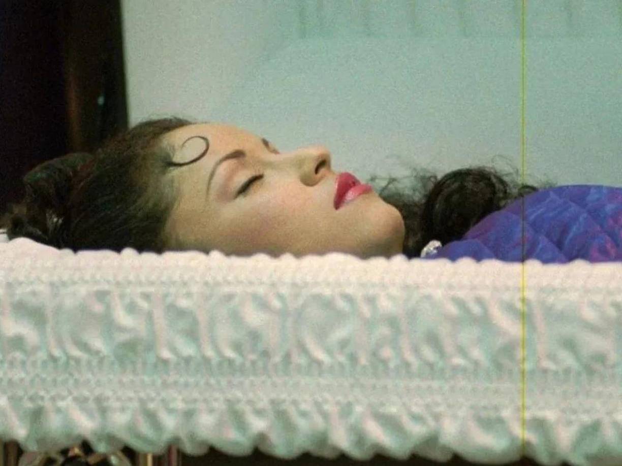 Por lo que ya estaba muy cansado y fatigado de que todos y todas llegaran a preguntarle si se trataba o no de la “Reina del Tex-Mex”, por lo que optó abrir el ataúd ese mismo día y evitar así que le siguieran preguntando, algo de lo que se ha arrepentido toda la vida, pues las fotos del cadáver de su hija estuvieron en todos los periódicos y revistas, además de que han circulado durante década sen la red.