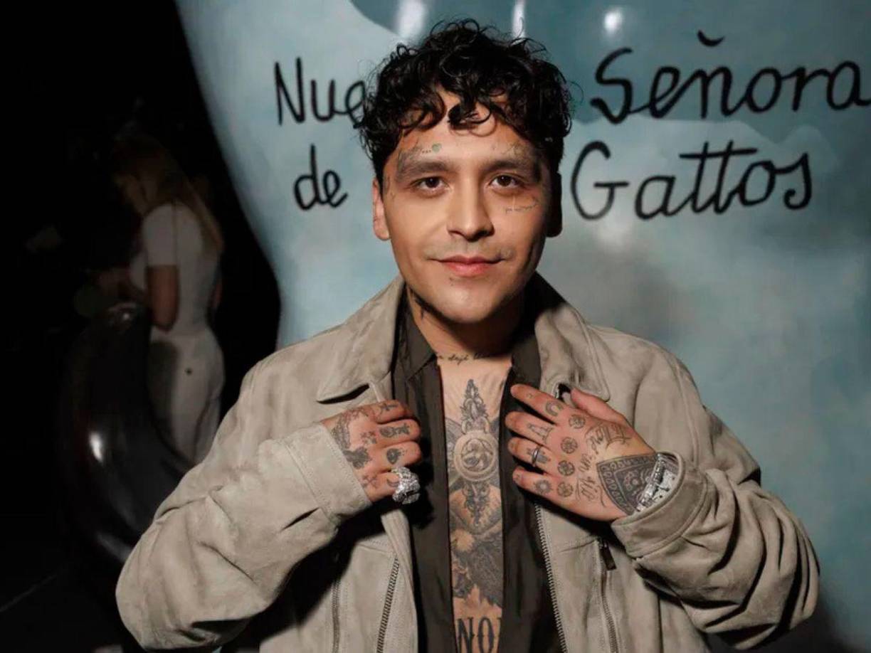 En respuesta, Nodal decidió hablar abiertamente y salir en defensa de su esposa, aclarando que jamás fue infiel y que nunca se habría permitido tal falta de respeto hacia ninguna de las partes involucradas.