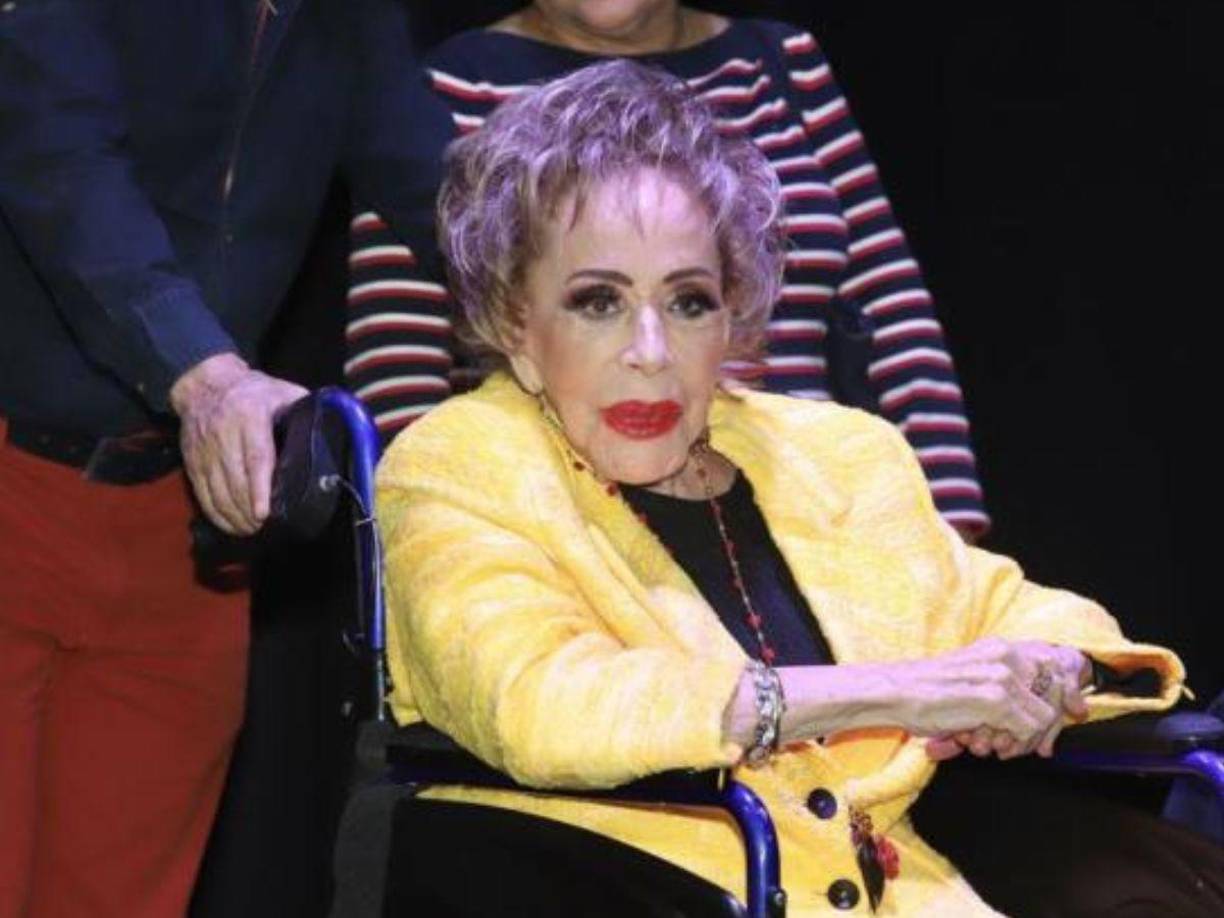 “Silvia Pinal no pasó buena noche, no amaneció en el estado que los médicos esperaban”, reveló ayer el colaborador de ‘Ventaneando’, Daniel Aguilar, sobre el motivo por el que ella se quedó internada.