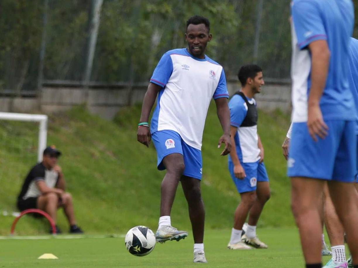 El que sorprendió a todos con su presencia en el inicio de la pretemporada del club Olimpia fue Alberth Elis, delantero que anunció su regreso a las canchas en este 2025.
