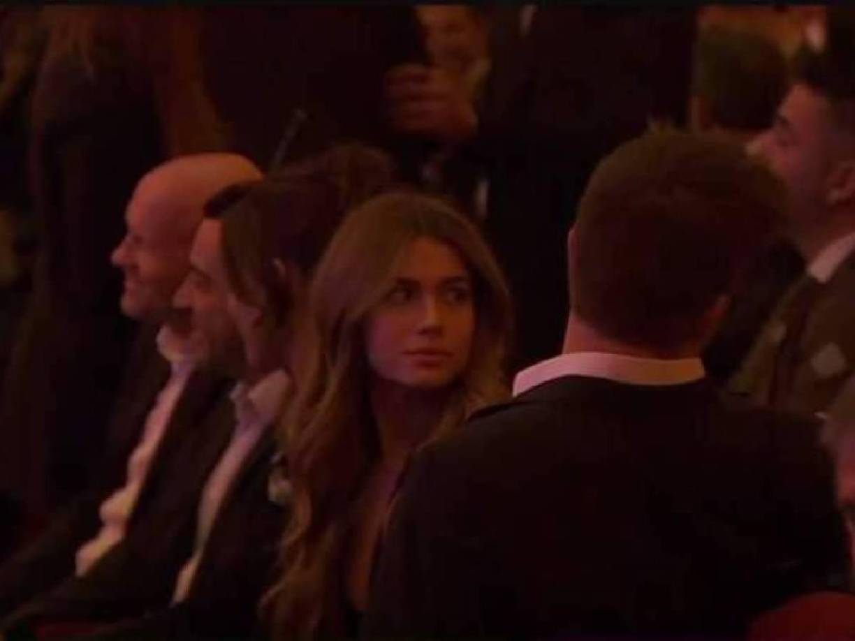 Piqué y Clara Chía luego se sentaron junto con Xavi y su esposa, mientras las cámaras grababan a la novia del exdefensor.