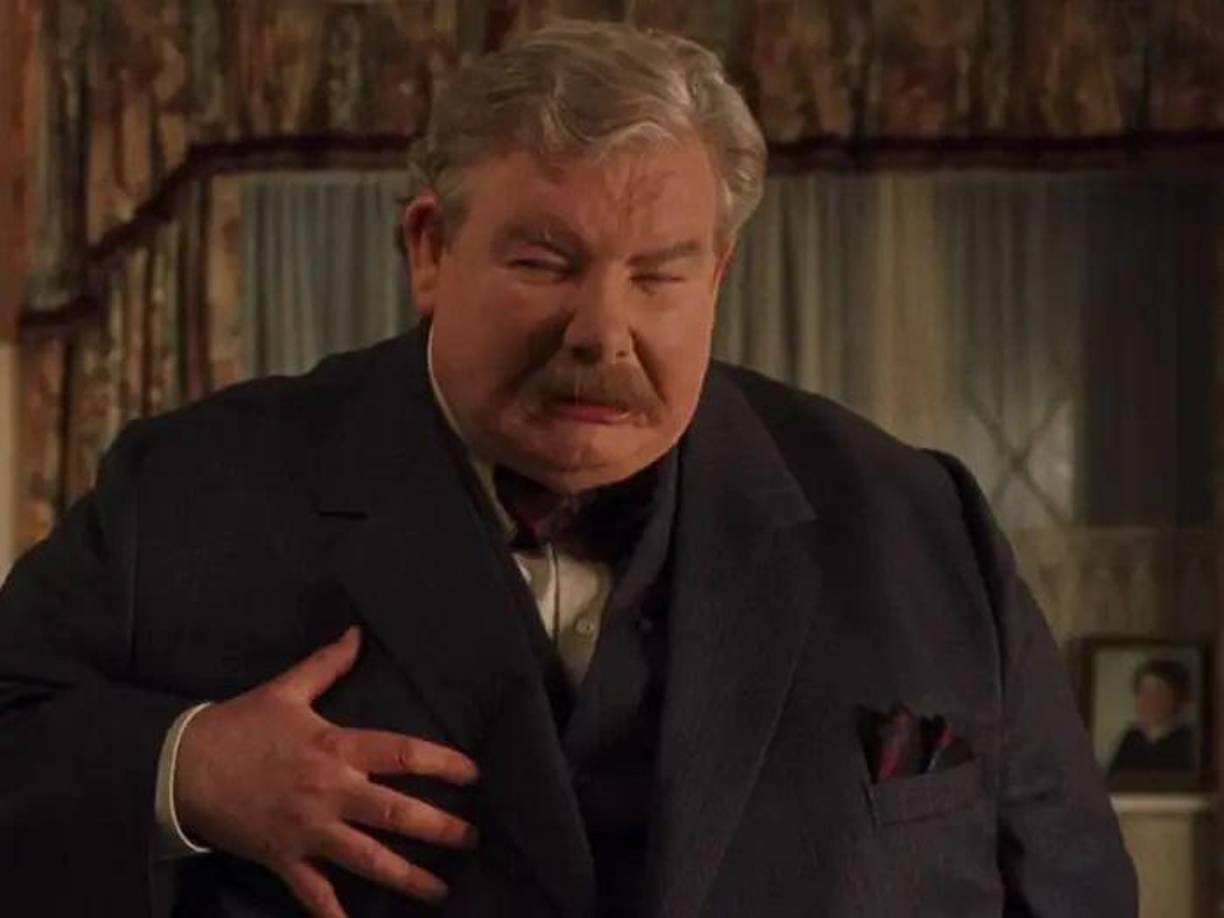 El avaro tío de Harry, Vernon Dursley, fue interpretado por Richard Griffiths en las adaptaciones cinematográficas. Griffiths murió por complicaciones después de una cirugía cardíaca en marzo de 2013. Tenía 65 años. Su último crédito como actor fue en “About Time” (2013), que se estrenó unos meses después de su muerte.