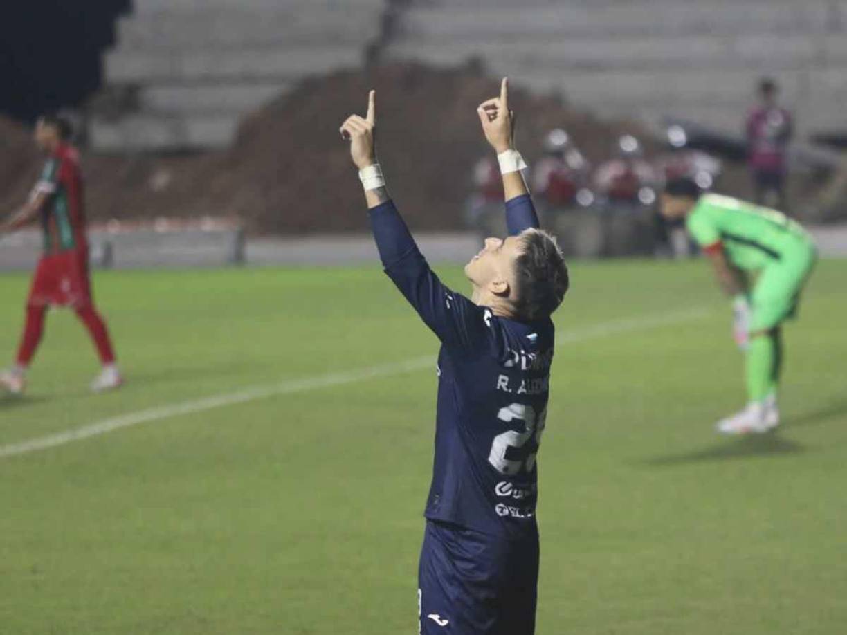 Rodrigo Auzmendi levantó las manos apuntando al cielo y dedicó el gol a su hermano menor fallecido.