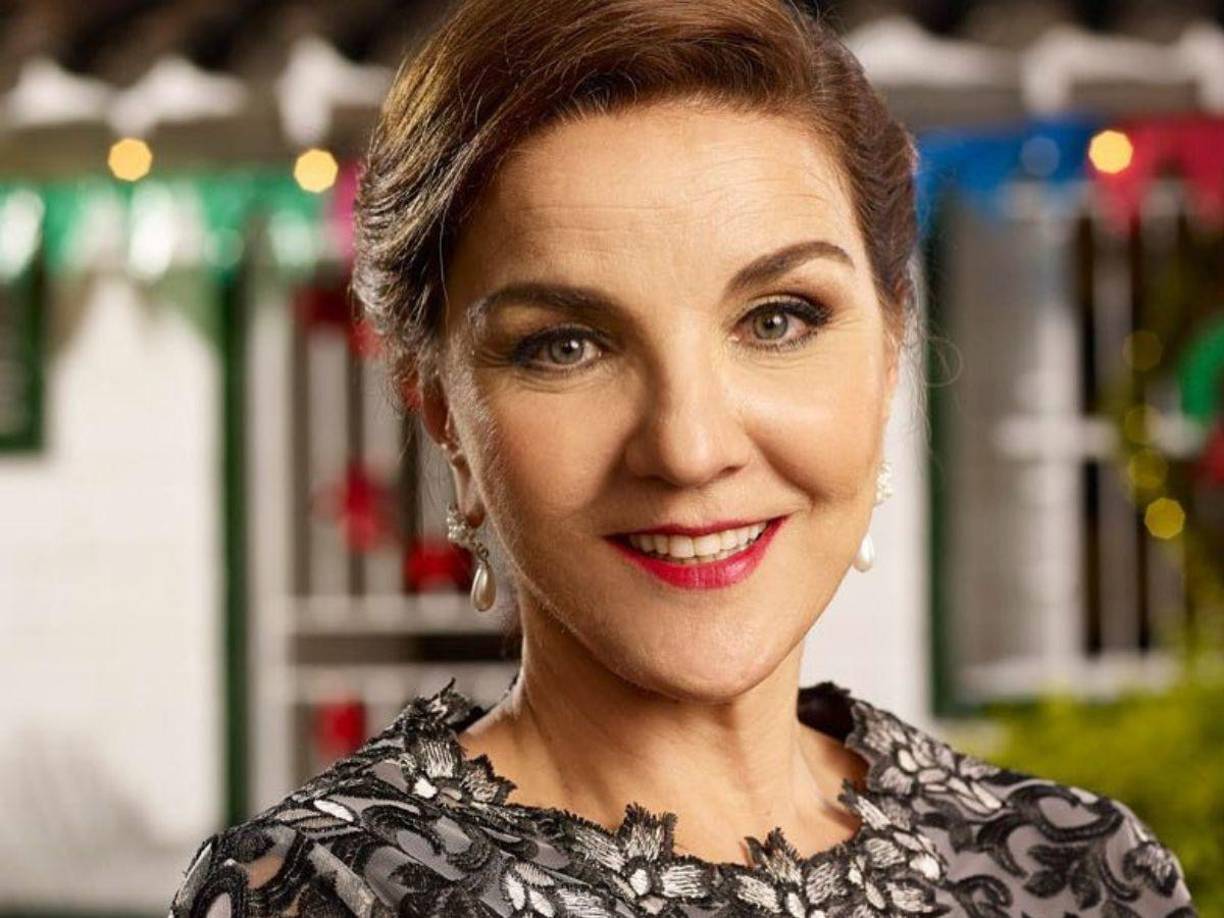 Para sanar, Luces Velásquez se metió a terapias, hizo caminatas y se apoyó en sus seres queridos. Y luego, decidida, lo volvió a intentar junto a su marido y esta vez logró tener a su bebé sana que ahora tiene 25 años. 