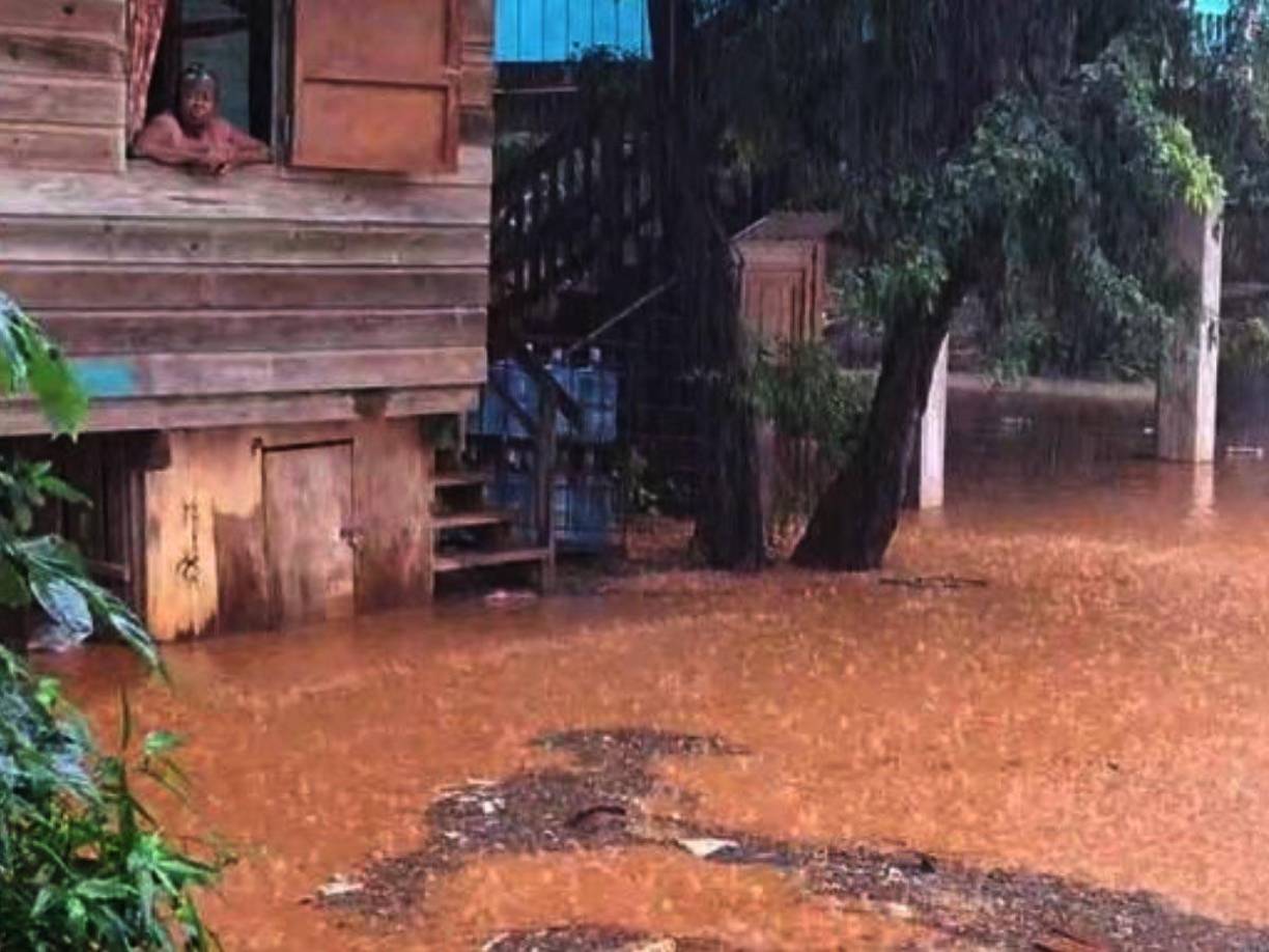 Una vecina de Coxen Hole observa la enorme cantidad de agua en las afueras de su casa.