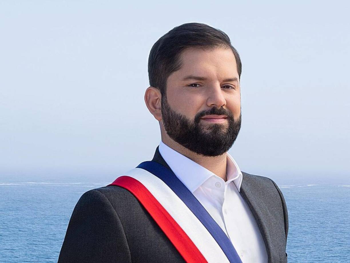 Boric nació el 11 de febrero de 1986, en Punta Arenas, es egresado de la carrera de Derecho y político del Partido Convergencia Social.