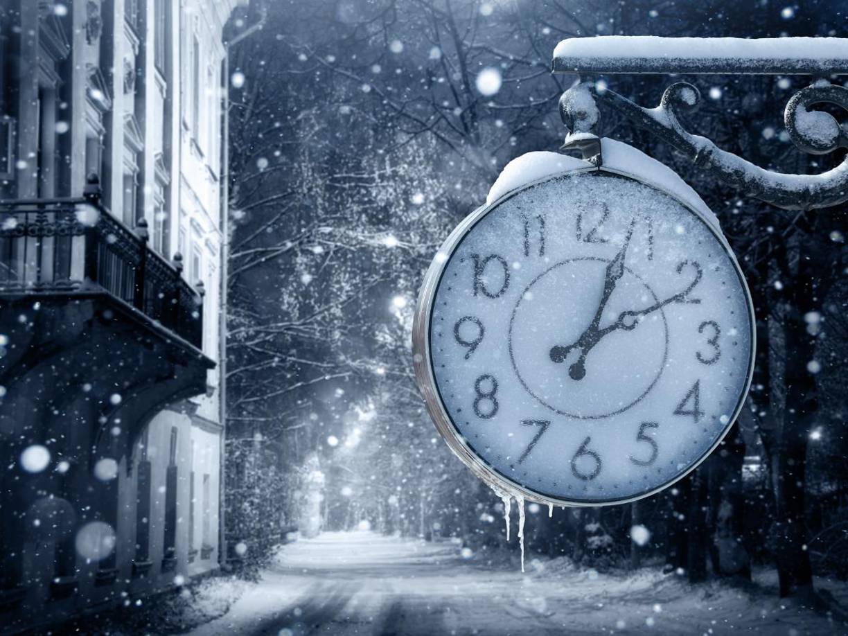 Desde la llegada de noviembre, los ciudadanos estadounidenses ya adelantaron sus relojes por la llegada del invierno. Según el Daylight Saving Time (DST), este nuevo horario durará desde la época de nieve hasta inicios del verano.
