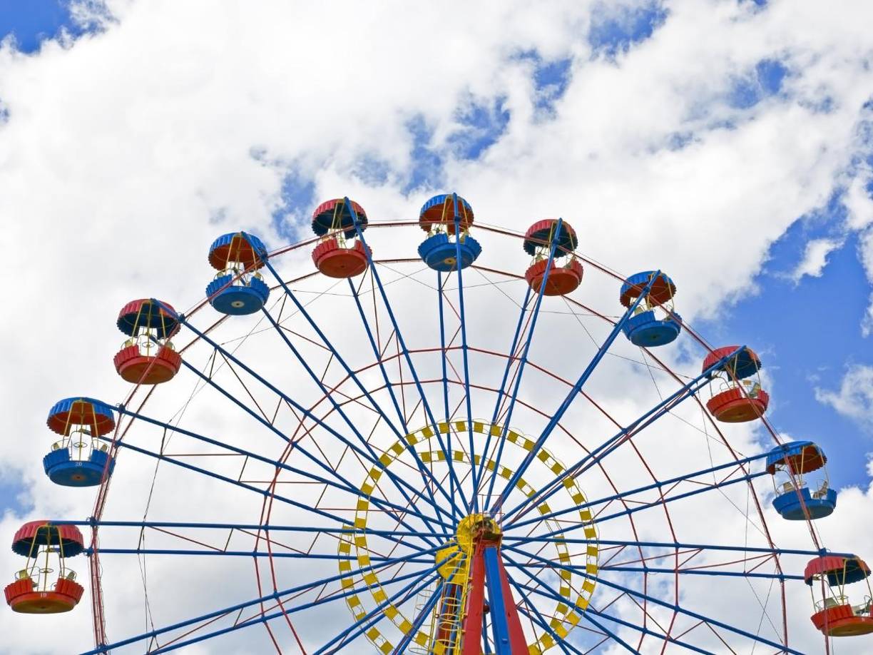 A pesar de que habían más atracciones mecánicas en la feria, los jovenes decidieron subirse a la famosa “Rueda de Chicago”