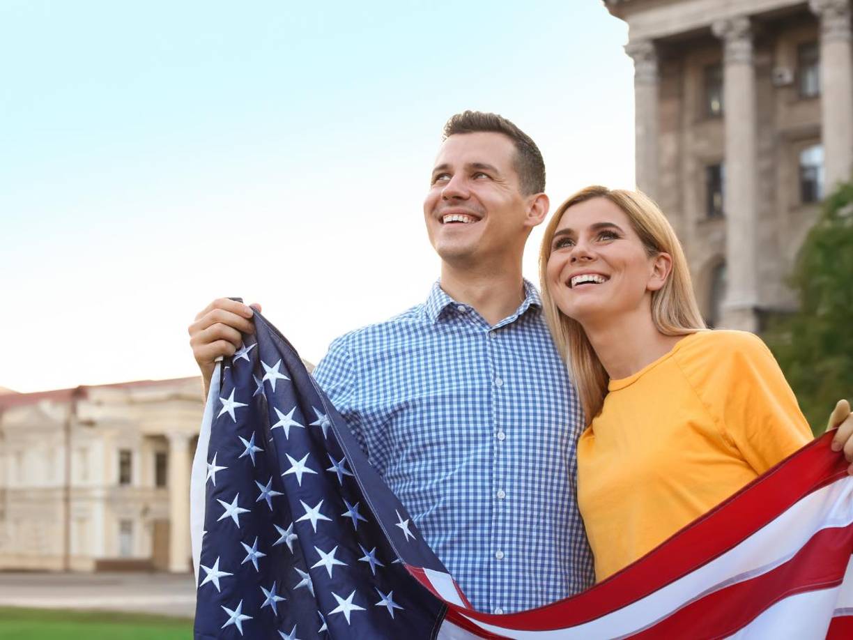 Si tu estado de residencia es condicional debes de pedir una remoción de las condiciones junto con tu pareja a la USCIS.