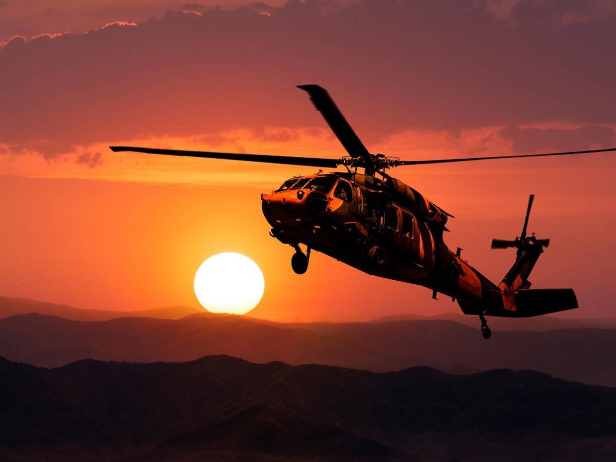 Por otro lado, el salario de los miembros de las Fuerzas Armadas de Estados Unidos también refleja la inversión en su personal. Un soldado raso (E-1) comienza ganando $1,918 mensuales ($23,016 anuales), con incrementos después de seis meses.