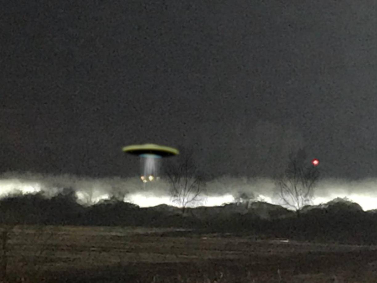 Muchos usuarios aseguraron negar la existencia de los OVNIS, no obstante, otros revelaron las impactantes fotos que han captado con sus celulares.