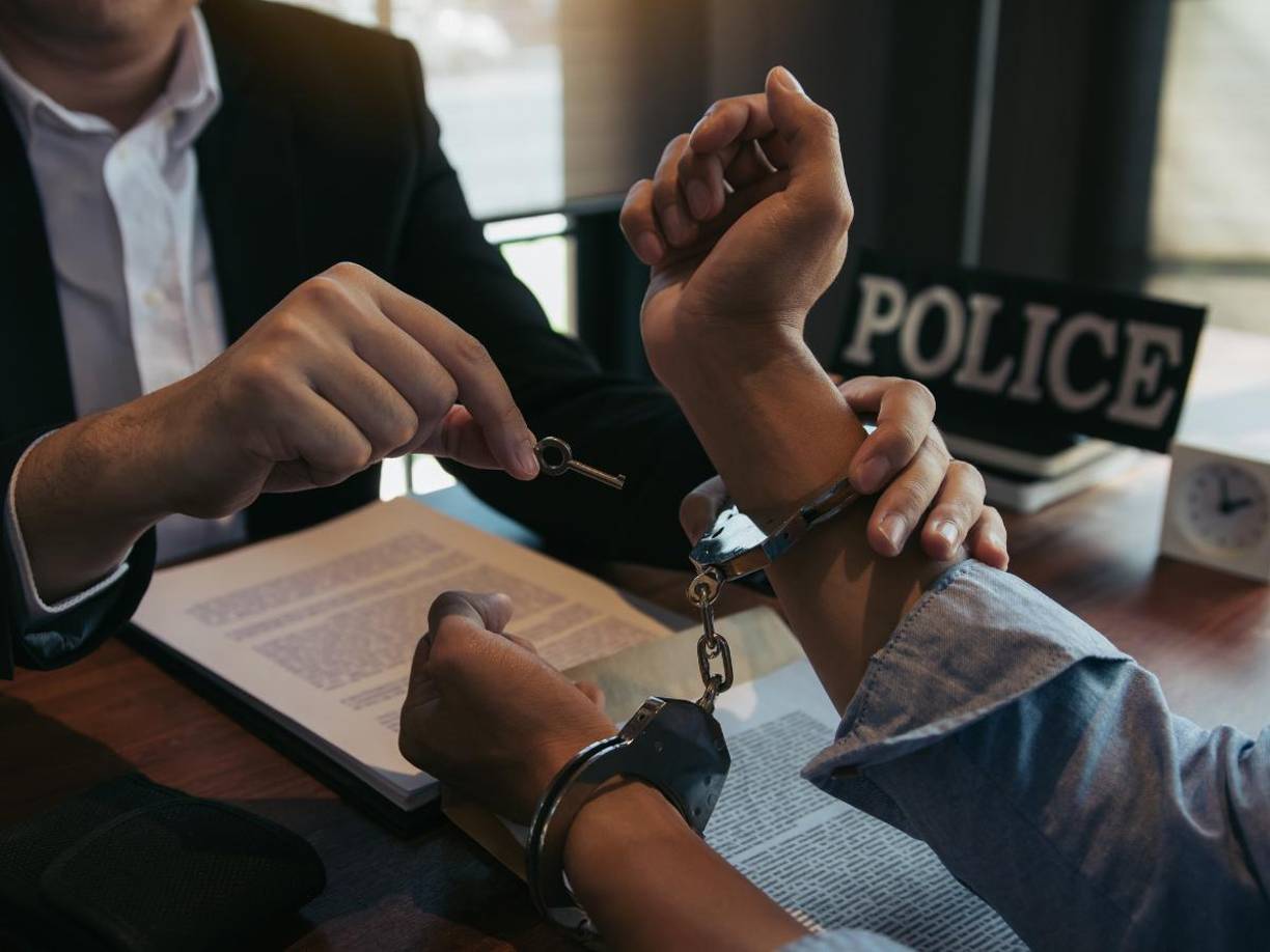 Según reportes, se mostró poco cooperativa durante su detención y solicitó un abogado. La negligencia infantil sin causar daño físico grave es considerada un delito grave de tercer grado en Florida, con penas de hasta cinco años.