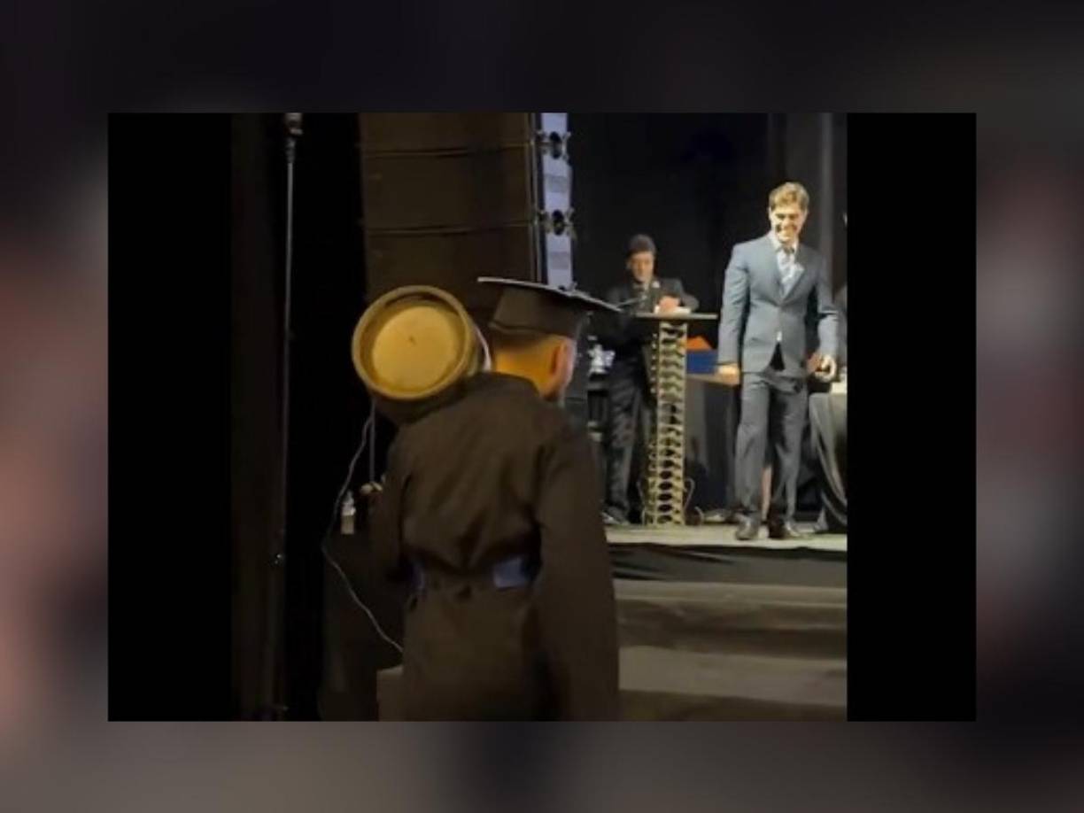 Lo que en un principio causó curiosidad entre los asistentes pronto se convirtió en una poderosa historia de gratitud y sacrificio familiar.