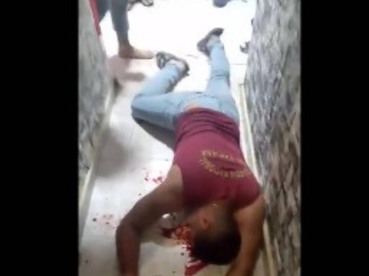 De acuerdo con Sujú, “me llegan estas imágenes sensibles (fuertes) desde la cárcel militar de Ramo Verde. 3 heridos de bala, en el Anexo A piso 4...”.