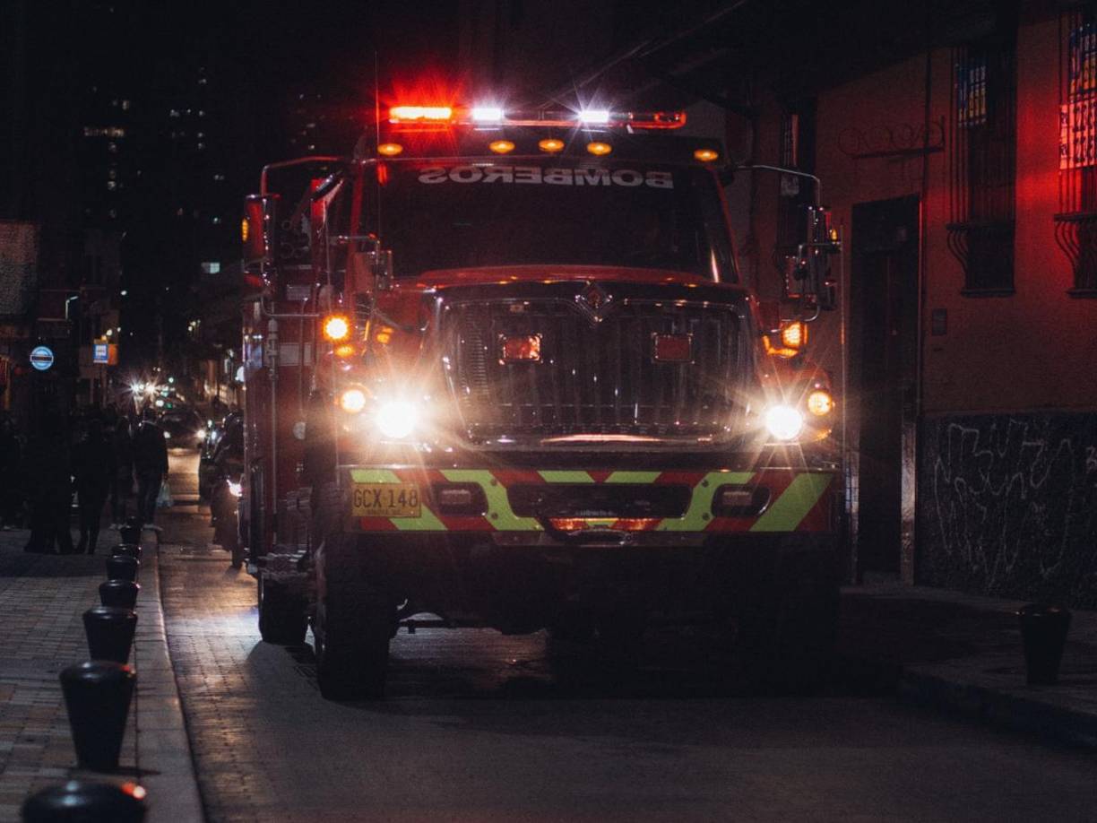 “Es desgarrador perder tantos recuerdos, especialmente en estas fechas”, expresó Peck a NBC10 Boston. Sin embargo, encontró un pequeño consuelo al saber que su perro había sobrevivido. 