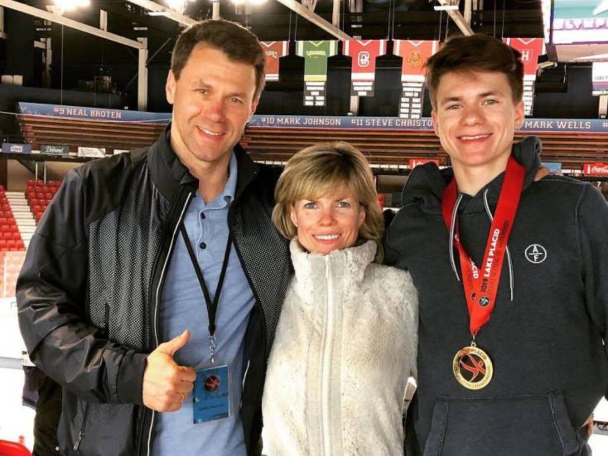 Según la información compartida por los<a rel="nofollow noopener noreferrer" href="https://www.independent.co.uk/news/world/americas/washington-dc-plane-crash-victims-figure-skaters-competition-b2688981.html" target="_blank"> medios estadounidenses</a>, ellos viajaban en compañía de su hijo Maxim Naumov.