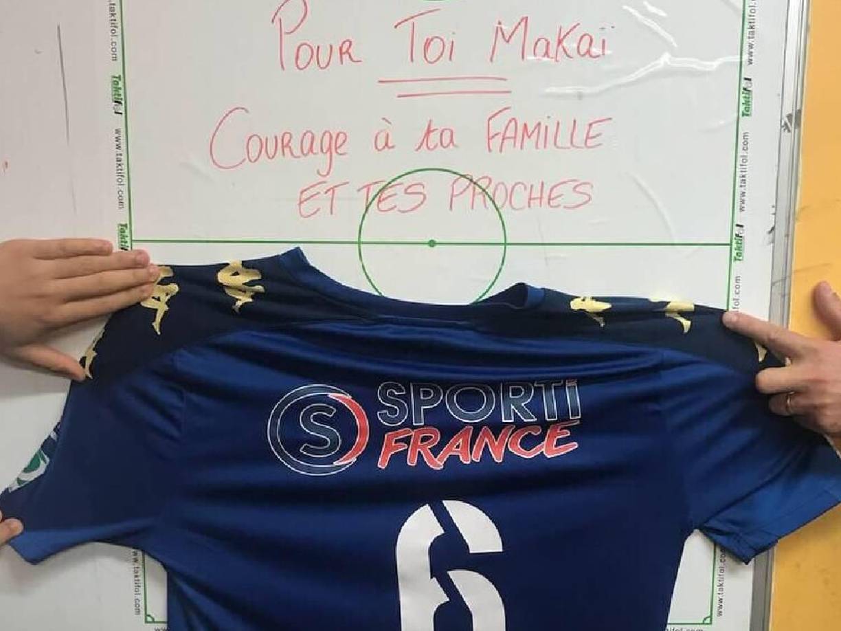 La tragedia se dio en un partido de fútbol en Francia. El jugador falleció a sus 34 años.