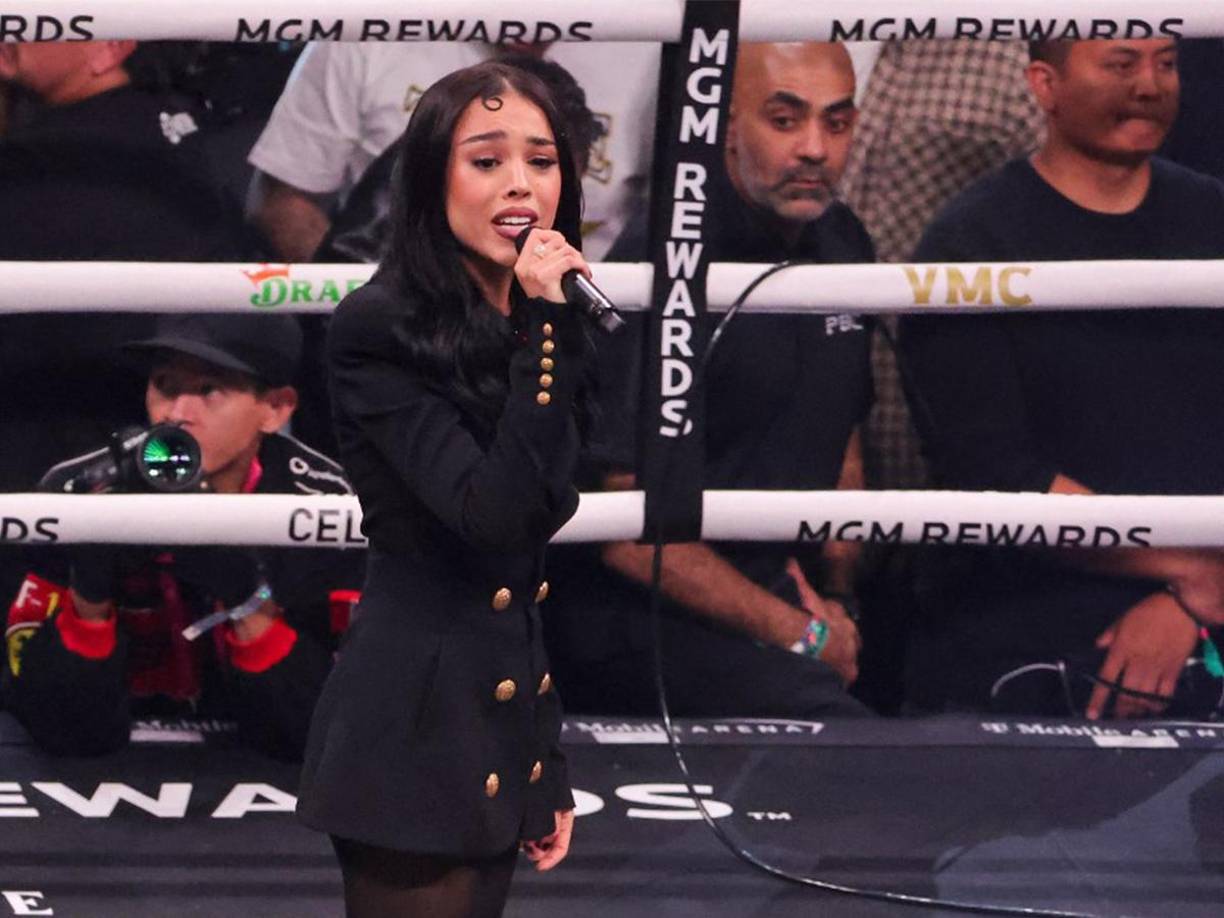 Danna Paola se ha convertido en una de las artistas más comentadas y alabadas a nivel nacional. El motivo no solo se debe a que no cometió ni un error, como a otros les ha pasado, sino porque también se viralizó una imagen donde se le puede ver recibir un obsequio del Canelo.