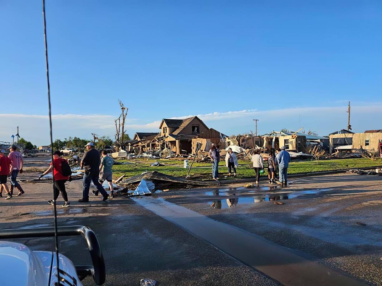 Según la cadena local ABC7, en Perryton podían verse al menos 3 tornados poco después de las 17.00 hora local (22.00 GMT).