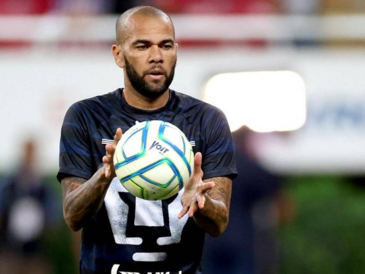 Ha solicitado también que se imponga a Alves la prohibición de acercarse a menos de 1.000 metros y de comunicarse con la víctima por un periodo de 10 años superior a la pena de cárcel impuesta. 