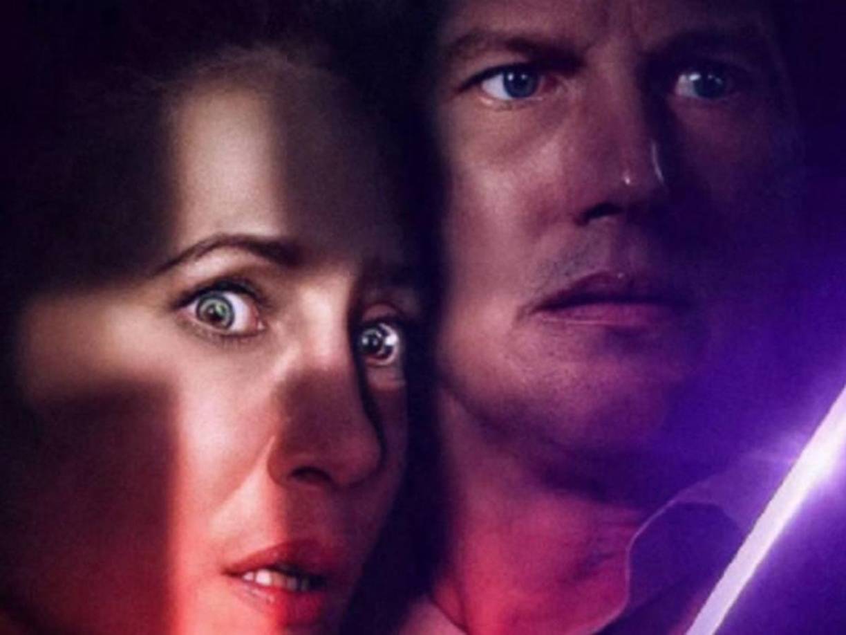 La actriz también mencionó las últimas horas de filmación junto a Wilson, describiendo momentos de risa y locura que compartieron en el set. “Tengo otras 12 horas de risa y locura con él y luego, abruptamente, se irá del set, se quitará el atuendo de demonólogo empapado de sudor, se afeitará las quemaduras laterales, mostrará esa sonrisa deslumbrante y se despedirá de nuestro falso matrimonio”, añadió Farmiga.