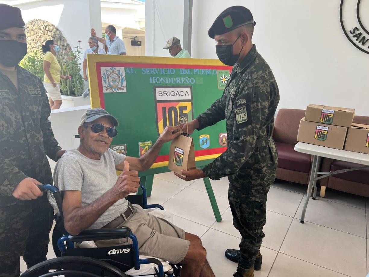 Además se donaron implementos de bioseguridad y actividades como corte de cabello, juegos y entrega de regalos .