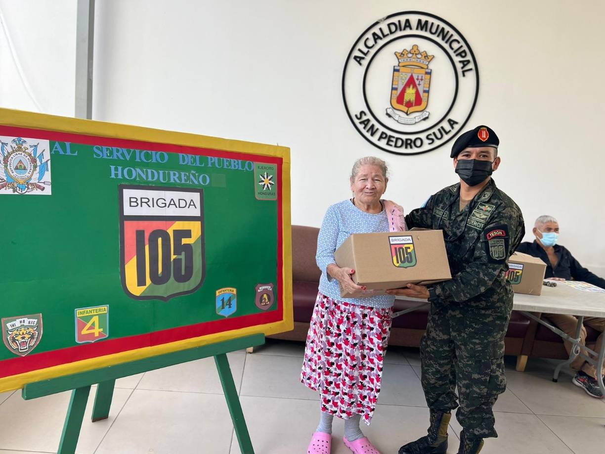 Los regalos no podían faltar para los adultos mayores del Hogar de Ancianos Perpetuo Socorro.