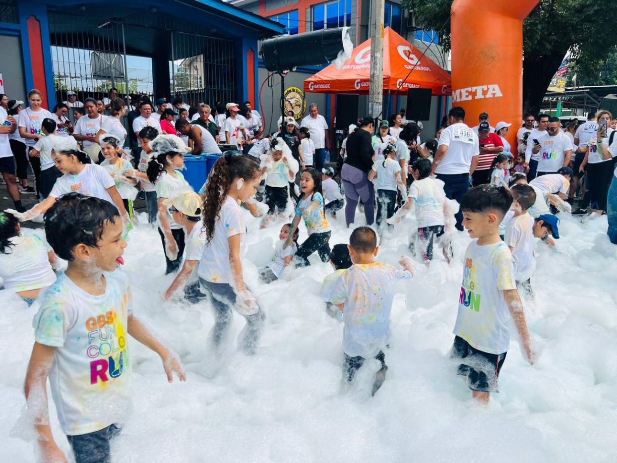Los más pequeños de la casa se divirtieron con la espuma, jugando por varias horas. 