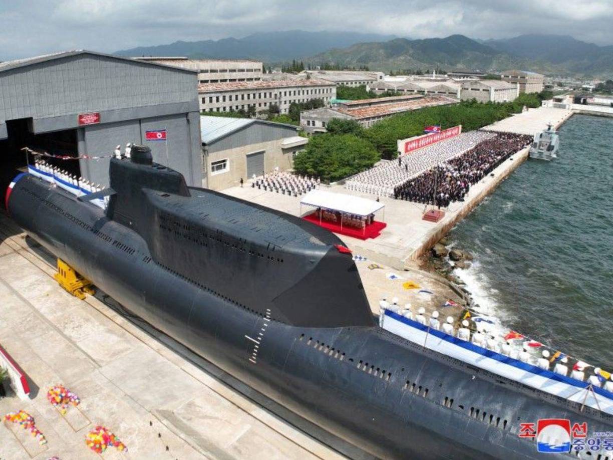 Corea del Norte anunció recientemente la creación de una nueva arma de guerra. El presidente Kim Jong Un mostró a detalles la nave.