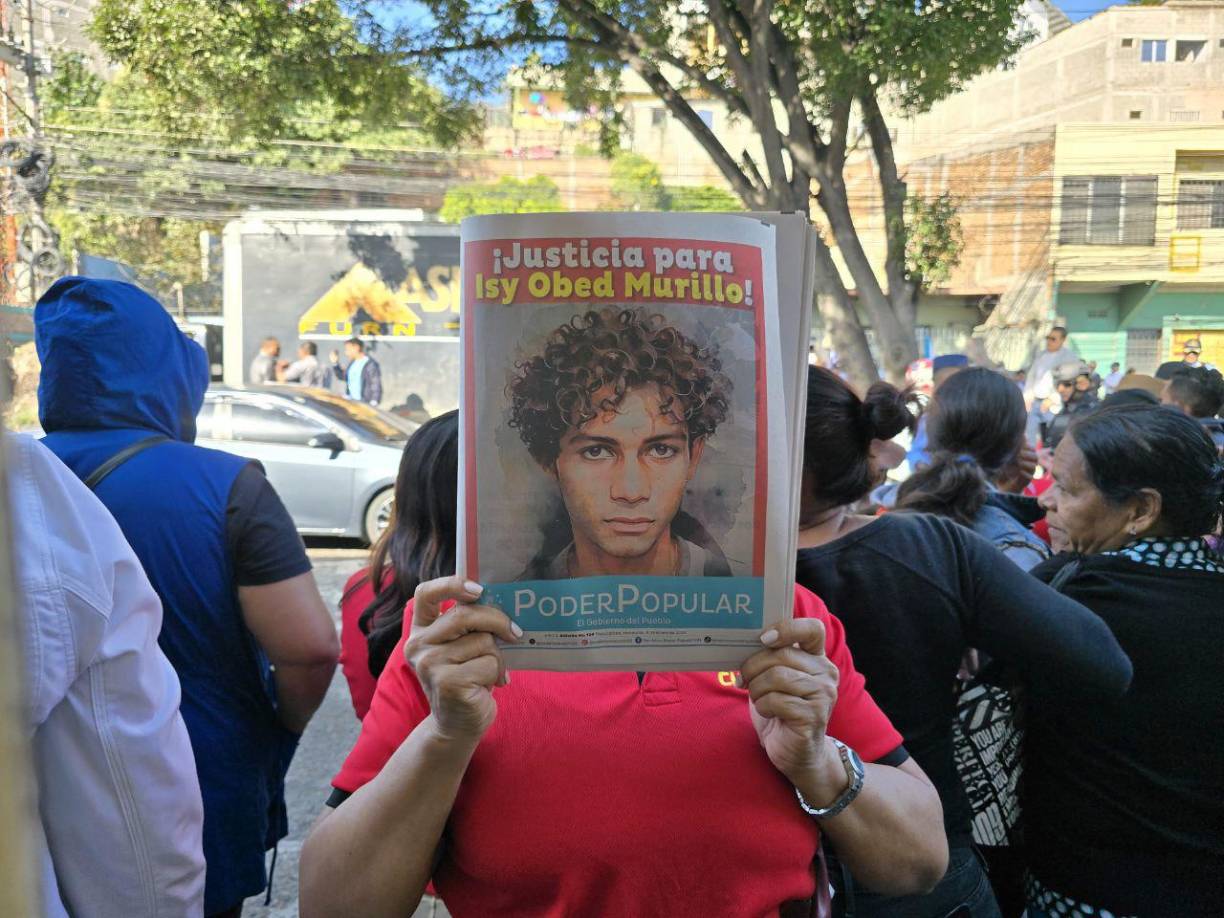 Fuentes dentro del Poder Judicial indicaron que la audiencia sigue su curso, mientras que fuera del recinto, diversos testigos que presenciaron la muerte de Murillo ese día siguen aguardando, dispuestos a aportar su testimonio. 