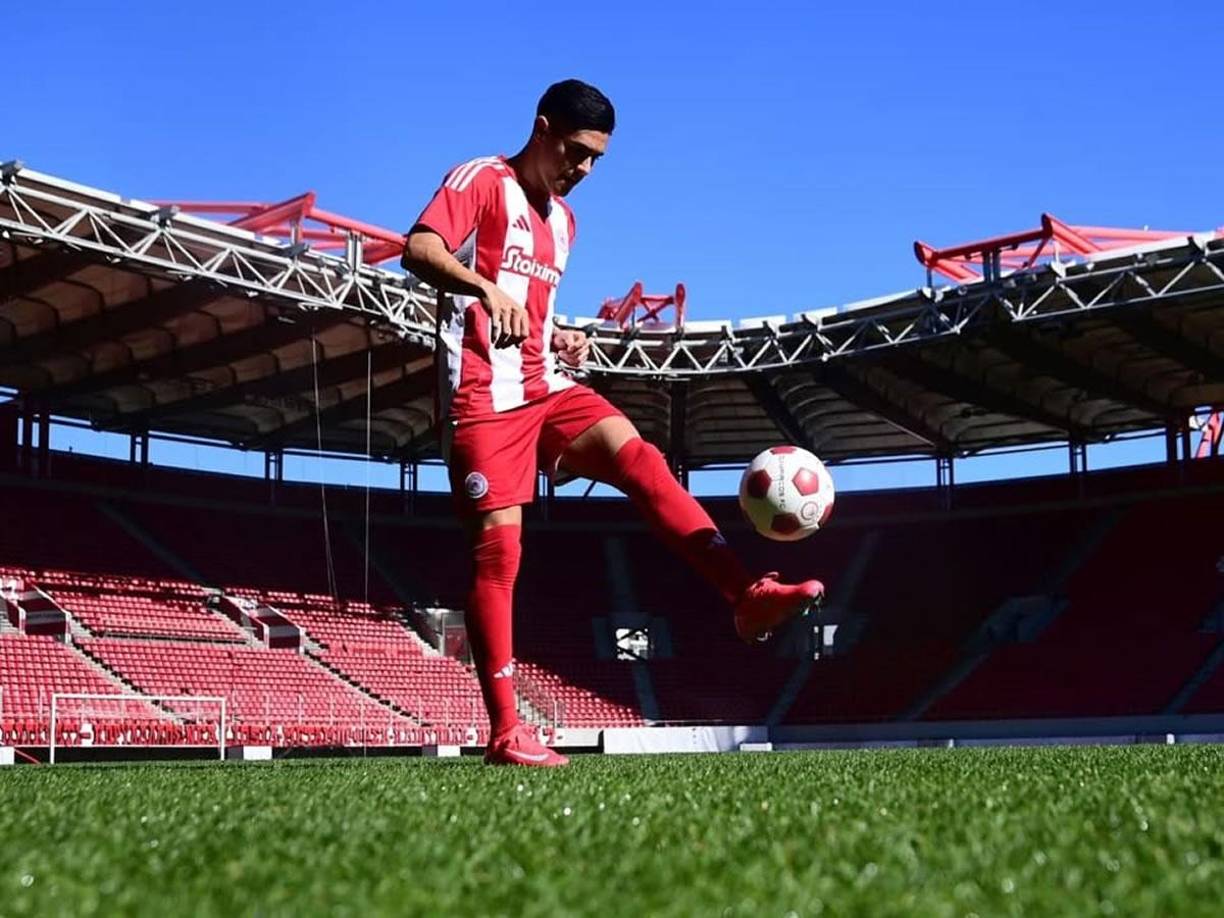 El ‘Bicho’ Palma también tiró magia durante su presentación oficial con el Olympiacos, demostrando su calidad con el balón.