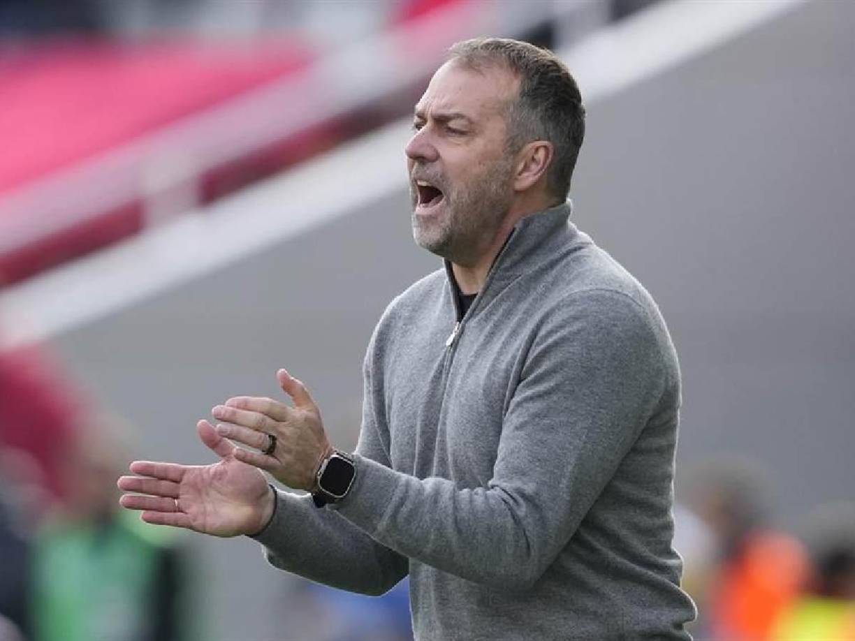 Hansi Flick le intentaba dar apoyo a sus jugadores, que buscaban los tres puntos para mantener viva la pelea por LaLiga.