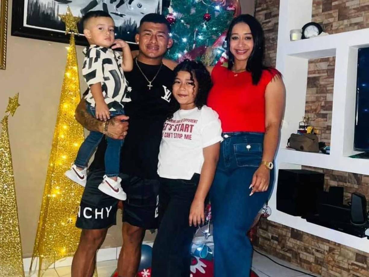 Iván Chino López, futbolista de Marathón, también la pasó en familia, relajado con esposa y sus dos pequeños.