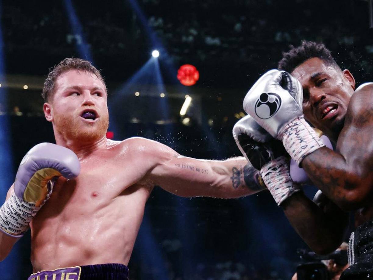 En el triunfo número 60 de su carrera, la estrella del boxeo mexicano Saúl ‘<b>Canelo</b>’ Álvarez venció la noche del sábado por decisión unánime al estadounidense Jermell Charlo en Las Vegas y conservó sus títulos del peso supermediano (168 libras - 76,2 kg).