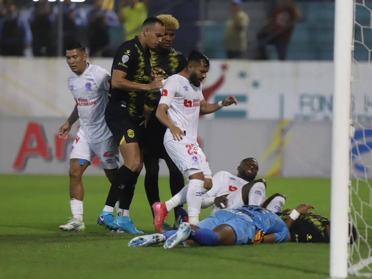Jorge Álvarez mandó al suelo al defensa del Real España tras una jugada que había terminado en gol del Olimpia, pero que fue anulado por falta de Yustin Arboleda sobre ‘Buba‘ López.