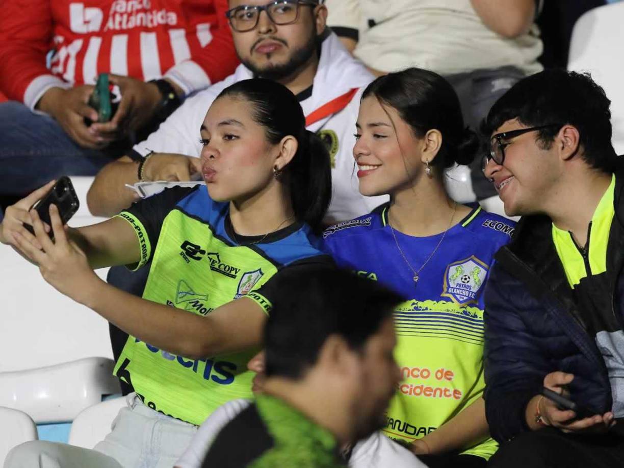 Las bellas aficionadas del Olancho FC que se tomaron selfies en el Nacional.
