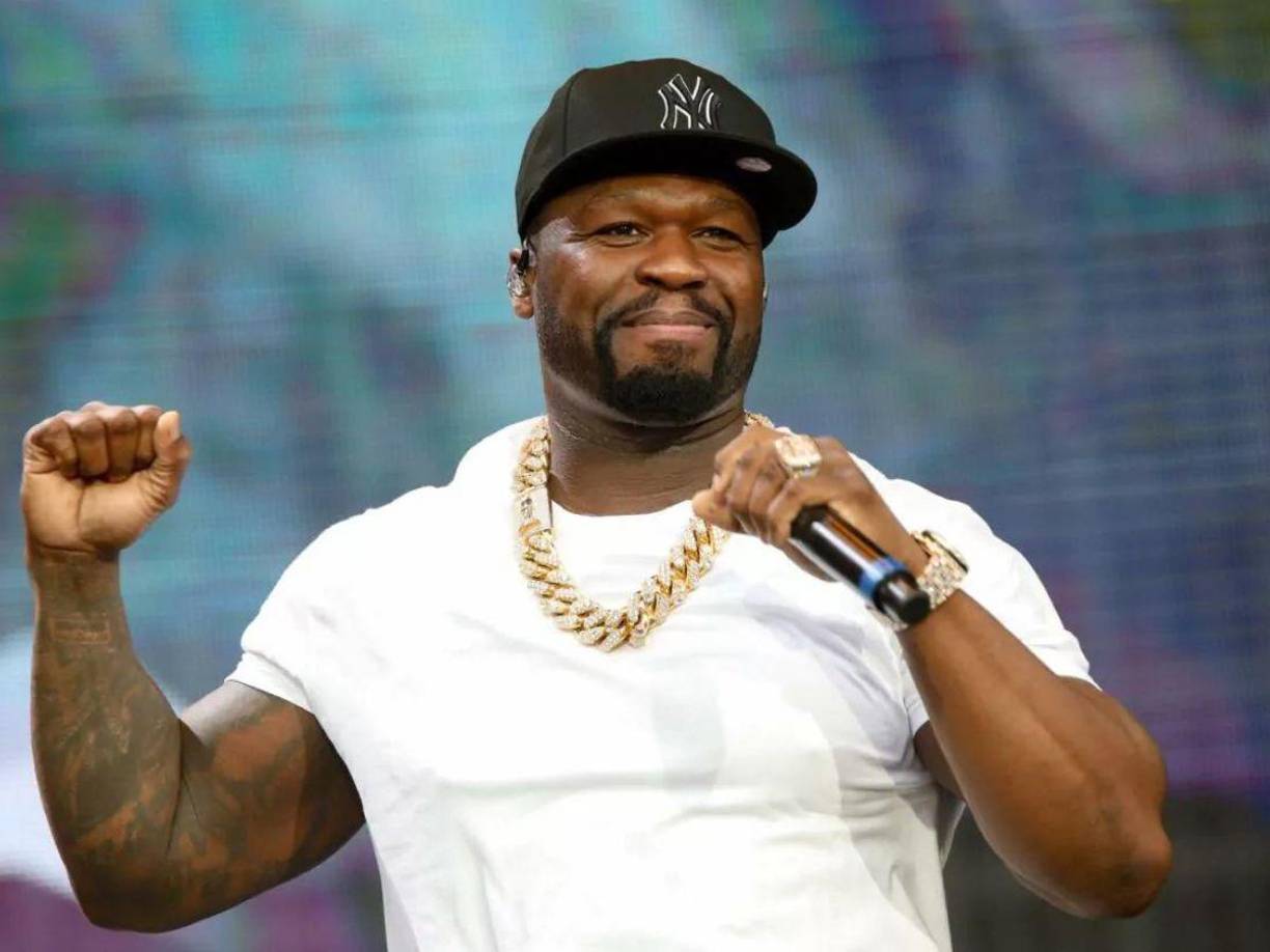 Si bien el Departamento de Policía de Los Angeles no ha confirmado de manera oficial la presentación de un informe policial, TMZ asegura que fuentes policiales tienen la teoría de que el músico tenía la intención de arrojar el micrófono a alguien de su equipo.