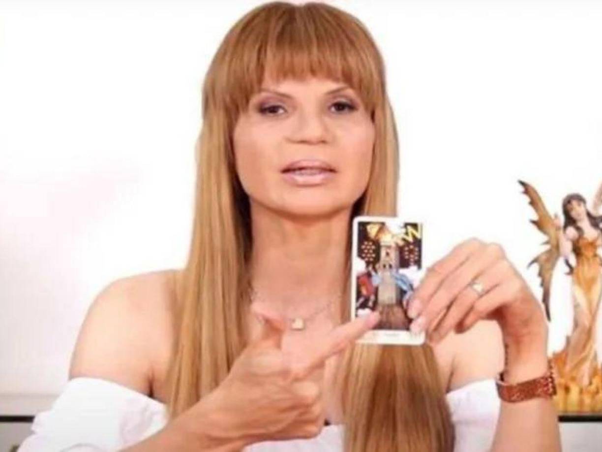 “La que está embrujada y corre peligro es Karol G va a venir a México y está pasando por una situación que es una santería muy fuerte, que ella se tiene que cuidar en el avión. Se tiene que cuidar de los accidentes y de las brujerías”, dijo Mhoni Vidente