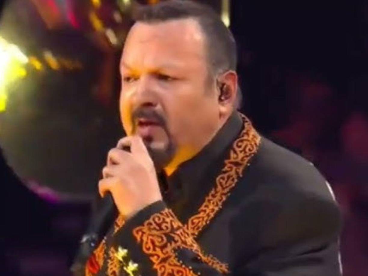 En un video difundido por el programa Chisme no Like se ve a Aguilar hacerle un comentario, que los presentadores consideraron de mal gusto, sobre la estatura del intérprete de “Adiós amor”.