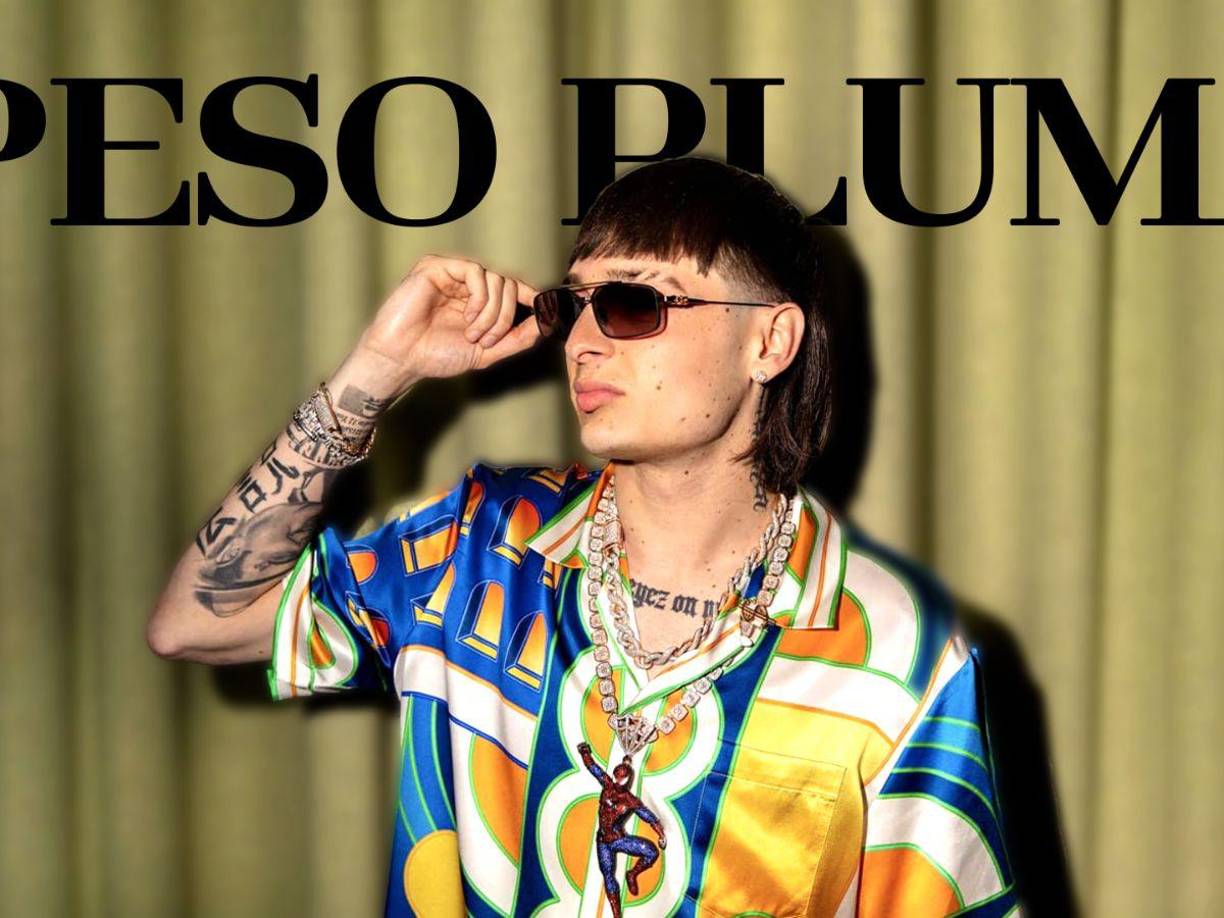 Por su parte, Peso Pluma también es uno de los nombrados entre los 50 más bellos de 2024. 