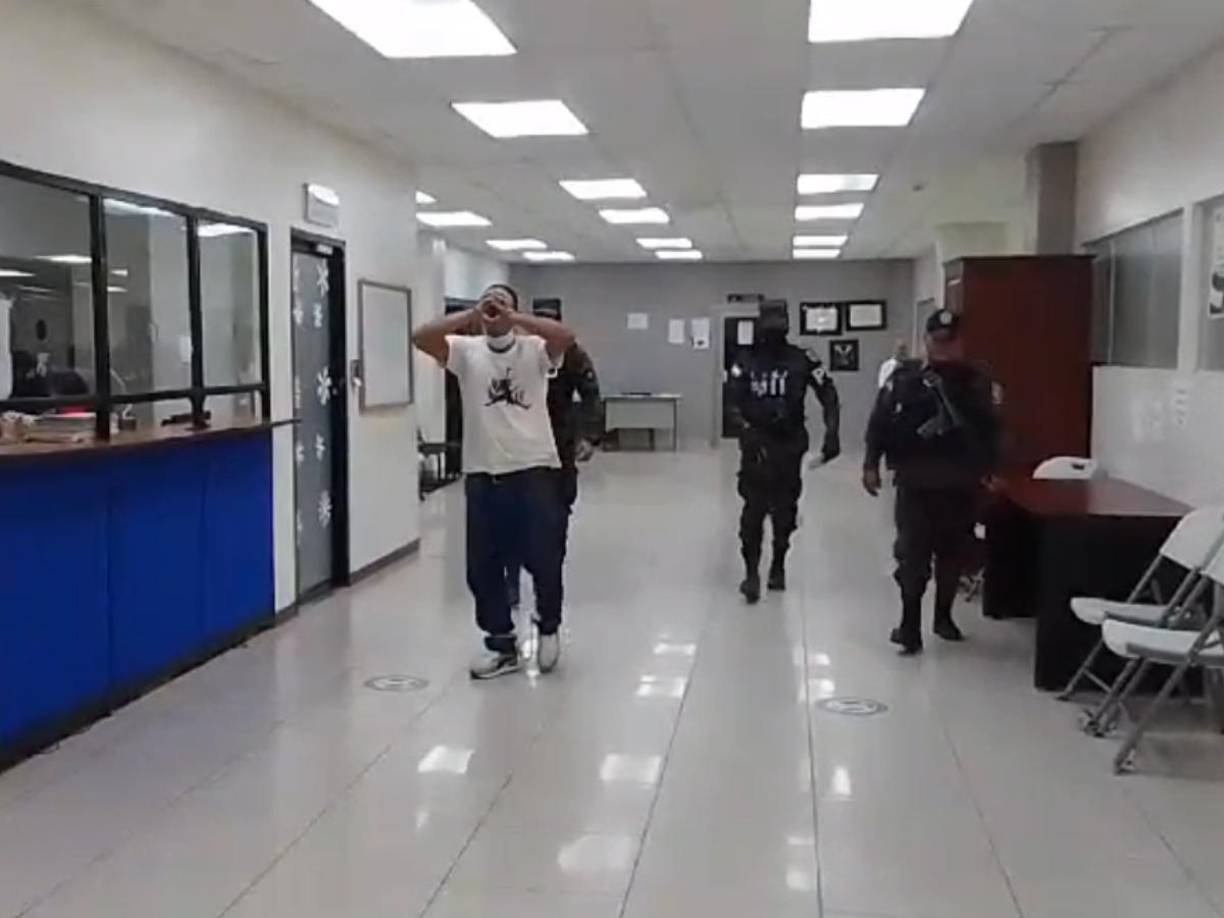 La jueza de letras penal modificó el delito ante los indicios racionales suficientes, el peligro inminente de fuga, la falta de arraigo y la capacidad del imputado para alterar el proceso determinó que dicho encausado cumpla el término de ley de los dos años de prisión bajo la guarda y custodia del Centro Penitenciario de El Progreso.