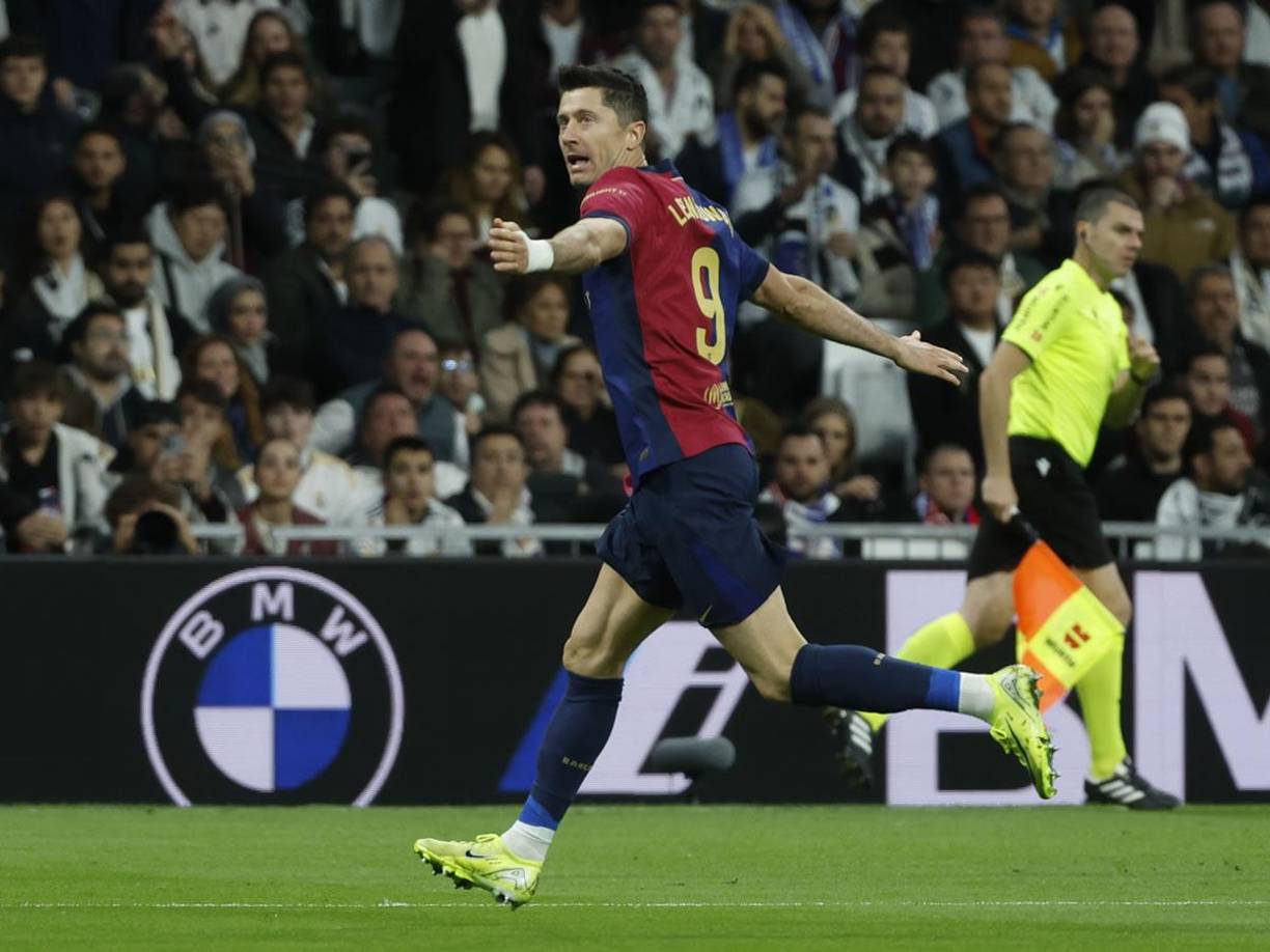Robert Lewandowski celebrando su primer gol del partido contra el Real Madrid en el Bernabéu.