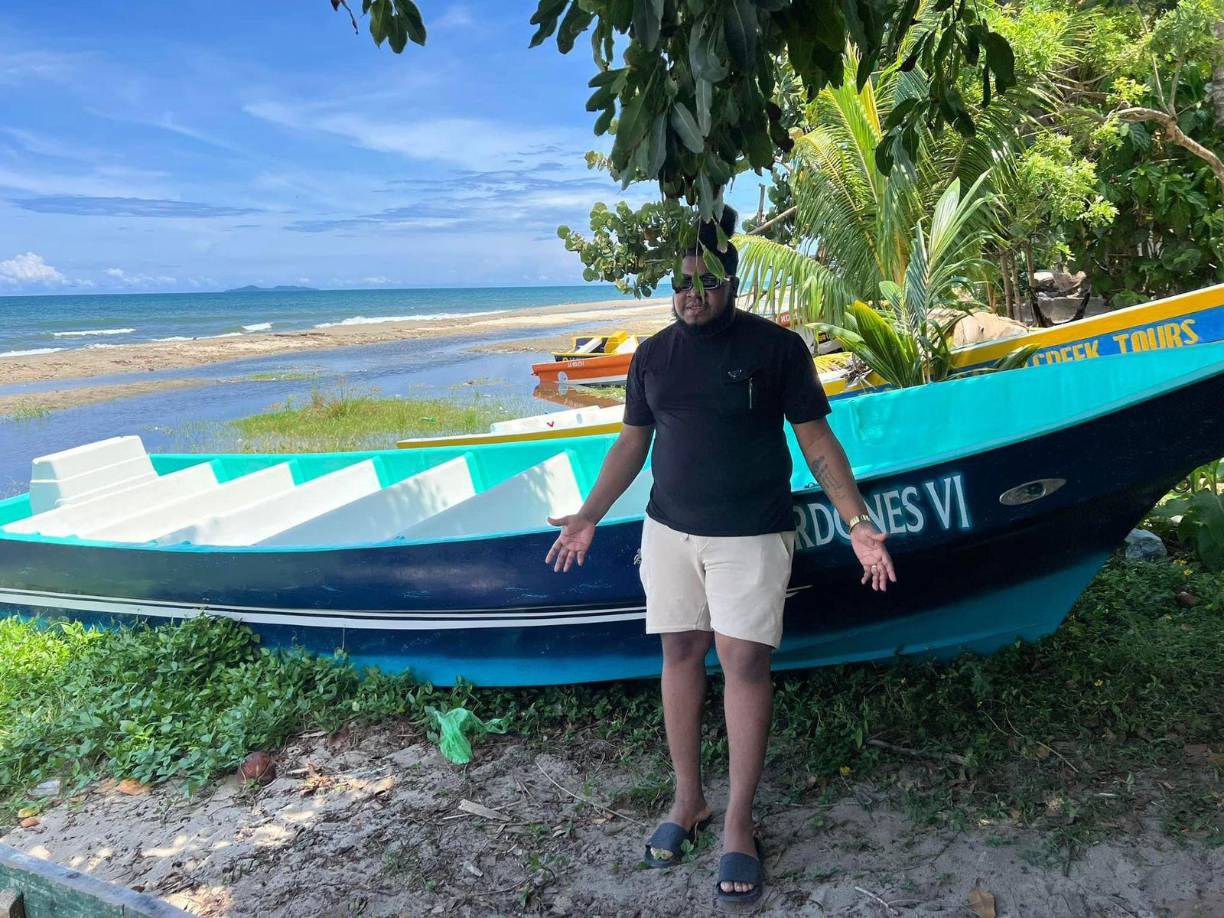 El famoso tiktoker describió en una publicación de Facebook: “ Cumpliendo metas y sueños en mano de Dios, La More Tour, comprometidos para darte la mejor experiencia en viajes a los Cayos Cochinos, con embarcaciones totalmente nuevas”.