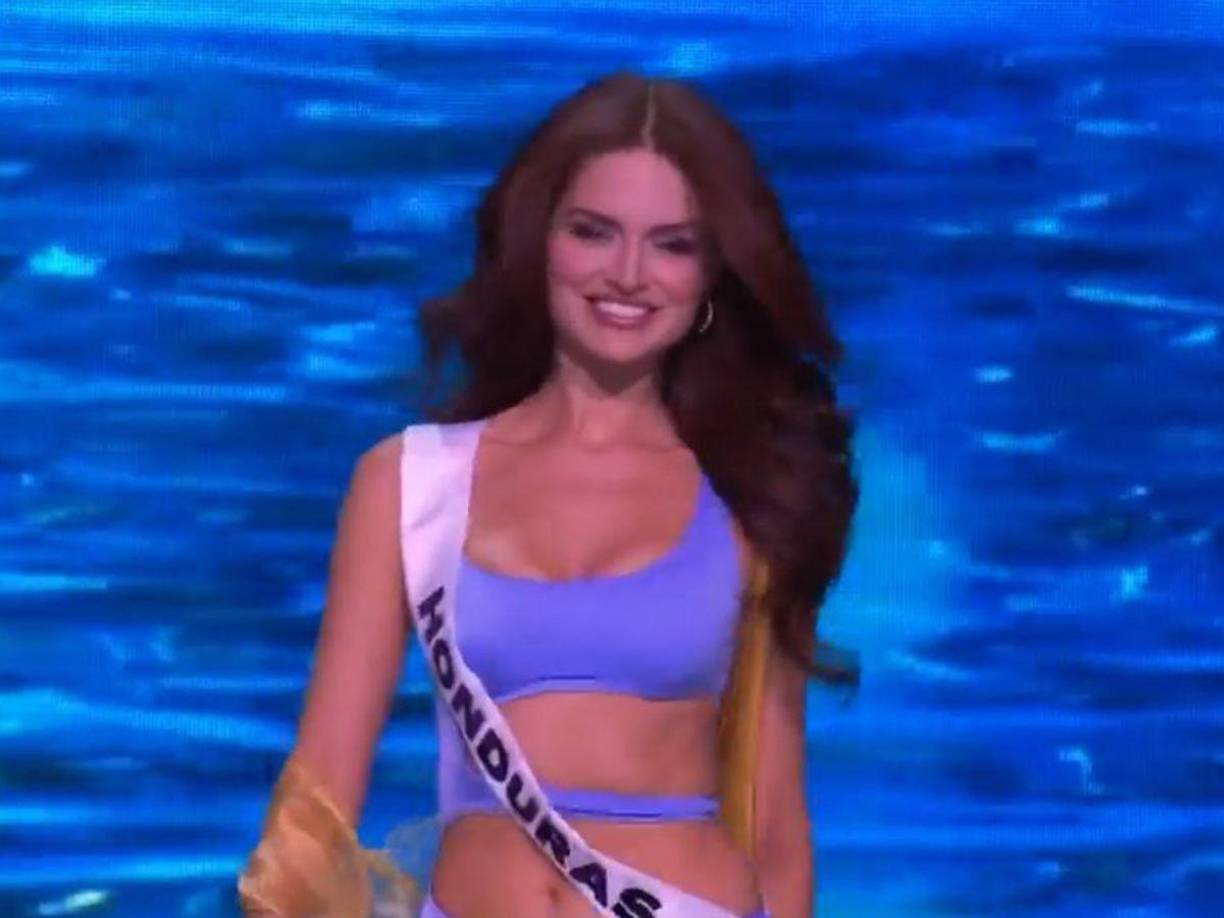 Stephanie Cam lució un traje de baño en color morado lila y lució su pelo suelto.