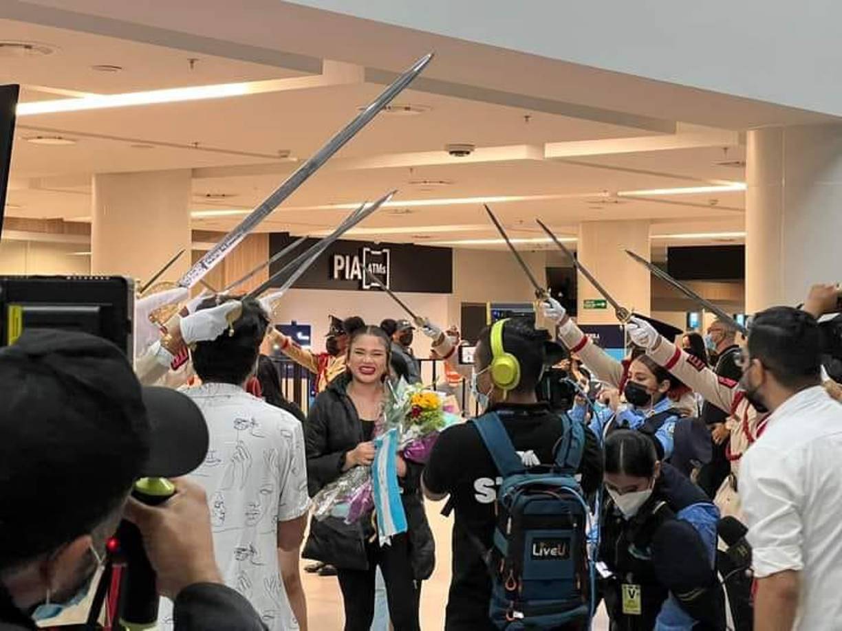 Hace un par de días, la cantante hondureña disfrutó de las mieles del éxito. Y es que su nuevo video musical, lanzado recientemente, “Me Rehúso”, ya supera el millón de reproducciones en la plataforma YouTube.