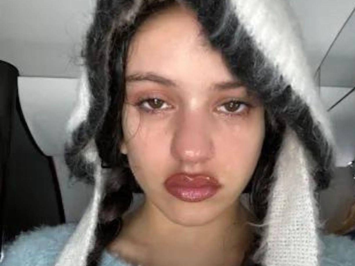 Tanto que Rosalía ya tenía hasta su vestido de novia.