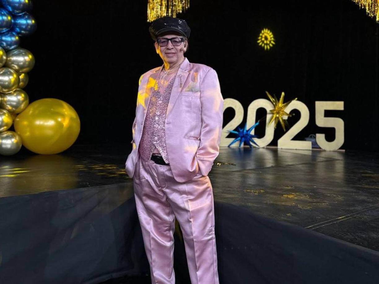 El “Rey de la farándula” hondureña lució un conjunto en color rosa.